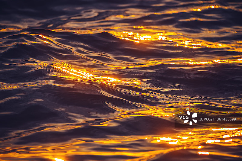 海上落日和海洋涟漪作为水纹理背景图片素材