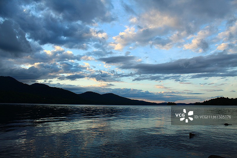 日落时湖面上的风景，印第安湖，纽约，美国图片素材