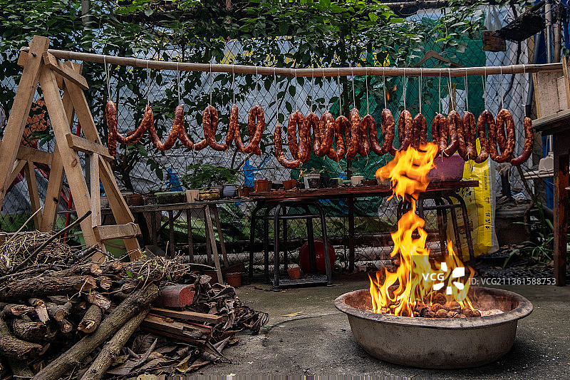 四川省绵阳市户外晾晒的香肠，腊肉，年货，图片素材