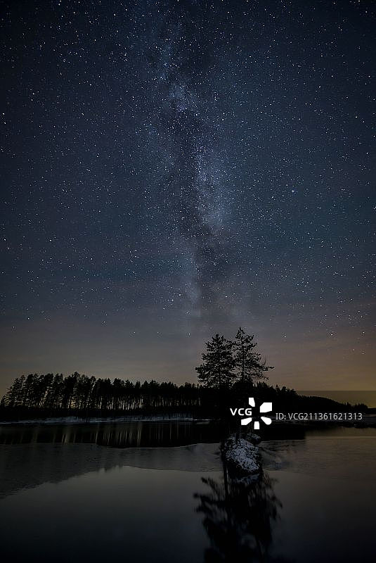 芬兰，苏莫萨米尔，夜空下的湖面风景图片素材