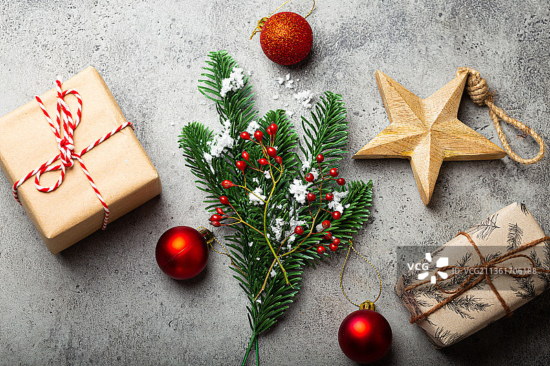 圣诞冷杉树枝和礼物组成图片素材