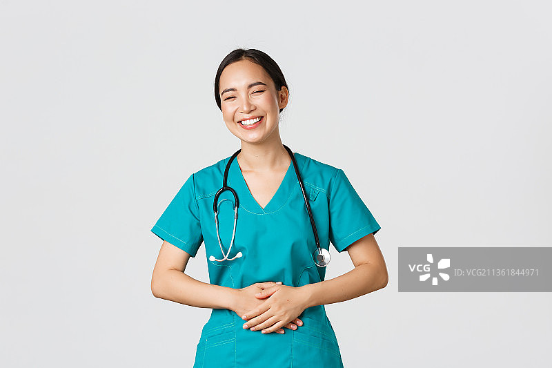 新冠肺炎，医护人员，流行概念快乐的漂亮亚洲人，微笑的女医生的肖像，站在白色背景下图片素材