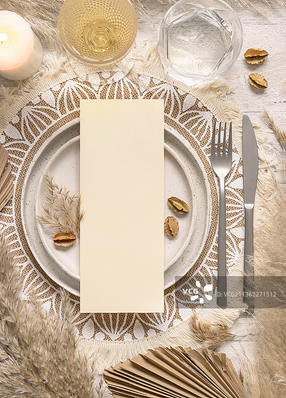波西米亚婚礼桌与垂直空白卡附近的潘帕斯草图片素材