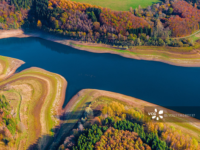 风景航拍，秋天的湖面景色图片素材