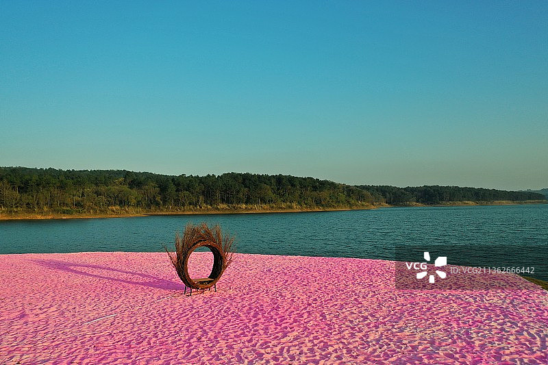 石门水库岸边的粉色沙滩图片素材