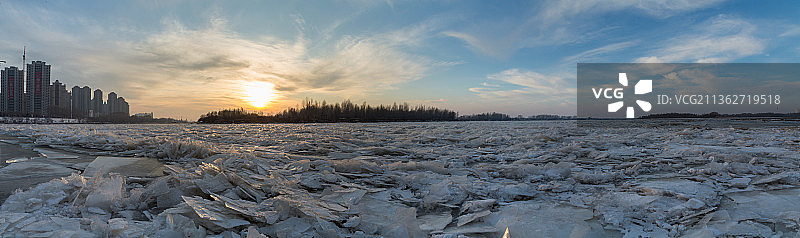 黑龙江省齐齐哈尔市嫩江冰河日落，覆盖着冰块的河面上日落图片素材
