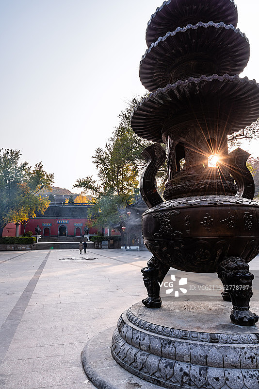 秋天中国南京栖霞寺的香炉图片素材