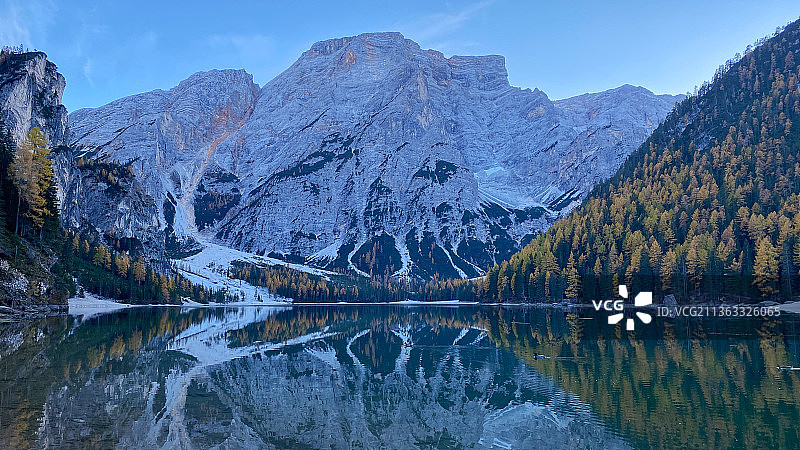 布雷斯湖，多洛米特，意大利，白雪皑皑的山峰映衬着天空图片素材
