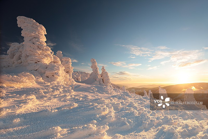 冬天的风景，波兰，普鲁德尼克，日落时雪山映衬天空的风景图片素材