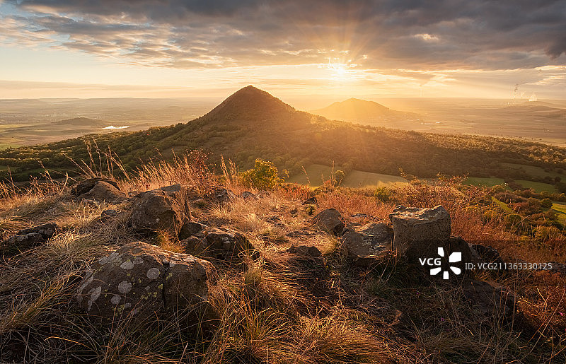 金色的中央山脉，日落时天空映衬下的风景，捷克共和国图片素材