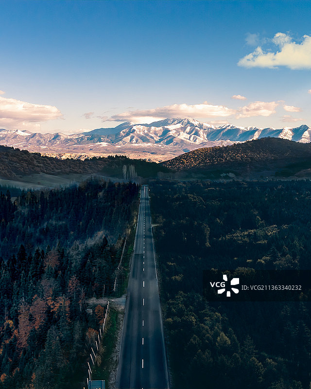山路，高角度的道路在山中对着天空，德拉戈沃，保加利亚图片素材