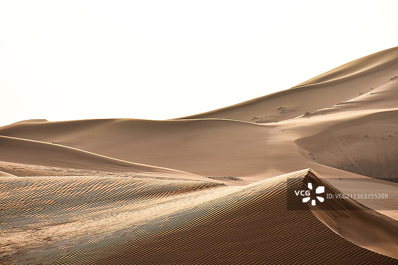 沙丘，蓝天下的沙漠风景图片素材
