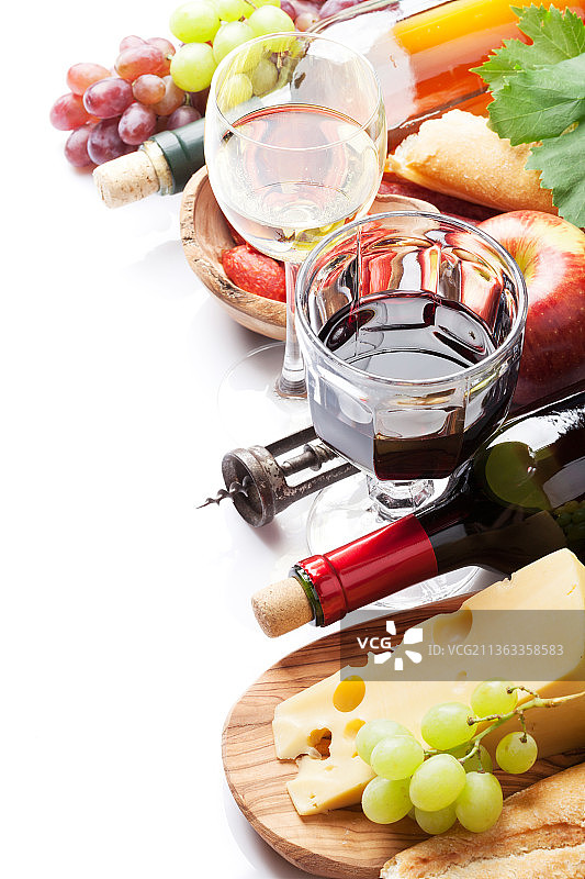 葡萄酒，葡萄，奶酪，香肠，在白色背景的切菜板上的食物的高角度视图图片素材