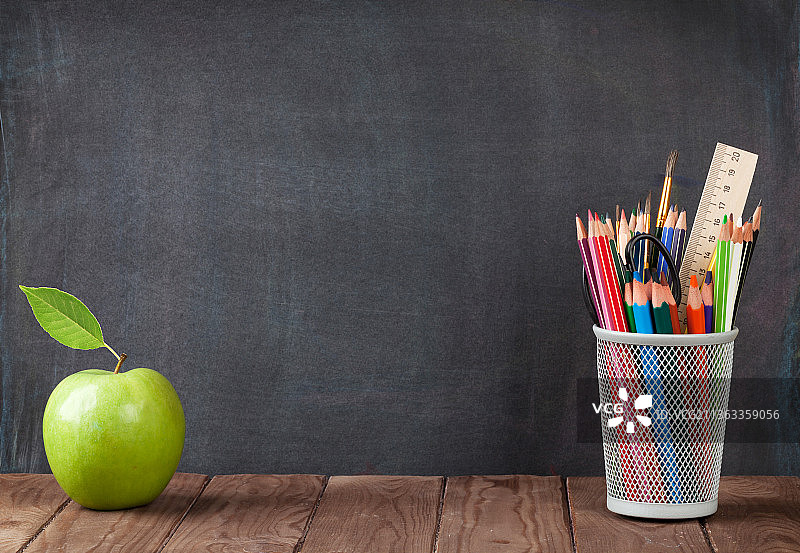 学校和办公用品和苹果，苹果和桌子上的铅笔的特写图片素材