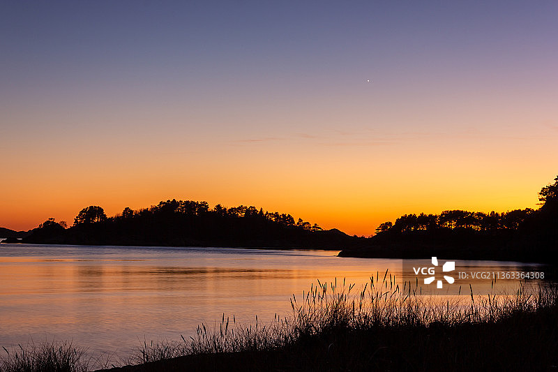 曼达尔日落四，挪威曼达尔，日落时天空映衬下的湖景图片素材
