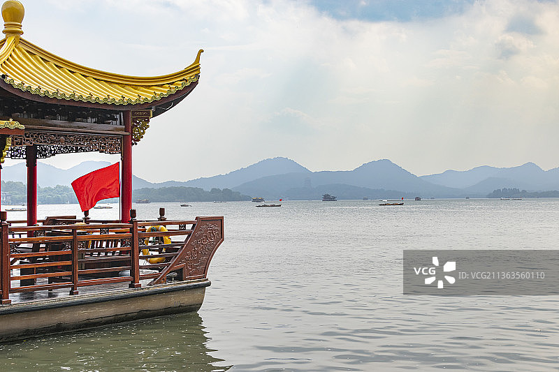 杭州西湖的轮船出航图片素材