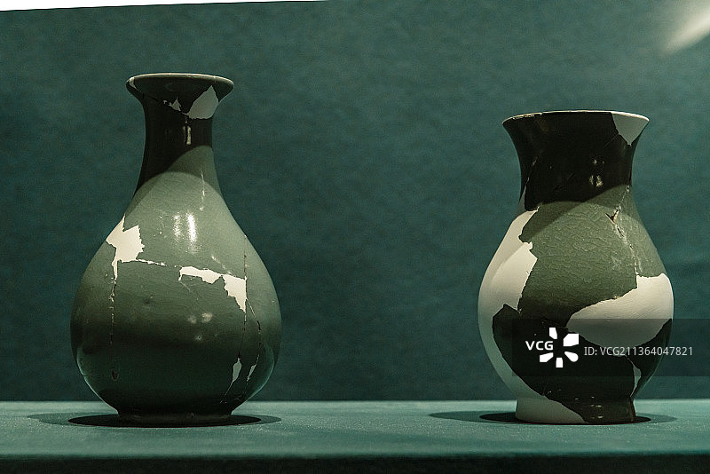 中国宋代瓷器，青釉鹅颈鼓腹瓶和青釉撇口束颈瓶图片素材