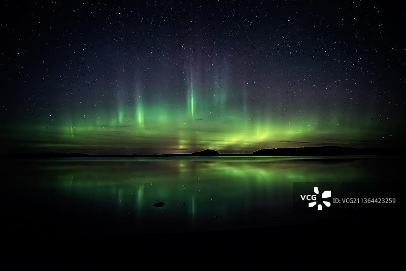 北极光，夜晚天空映衬下的湖景，瑞典图片素材