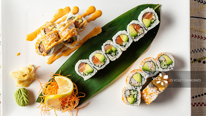 日本食物，寿司直接在桌子上的盘子，马萨诸塞州，美国图片素材
