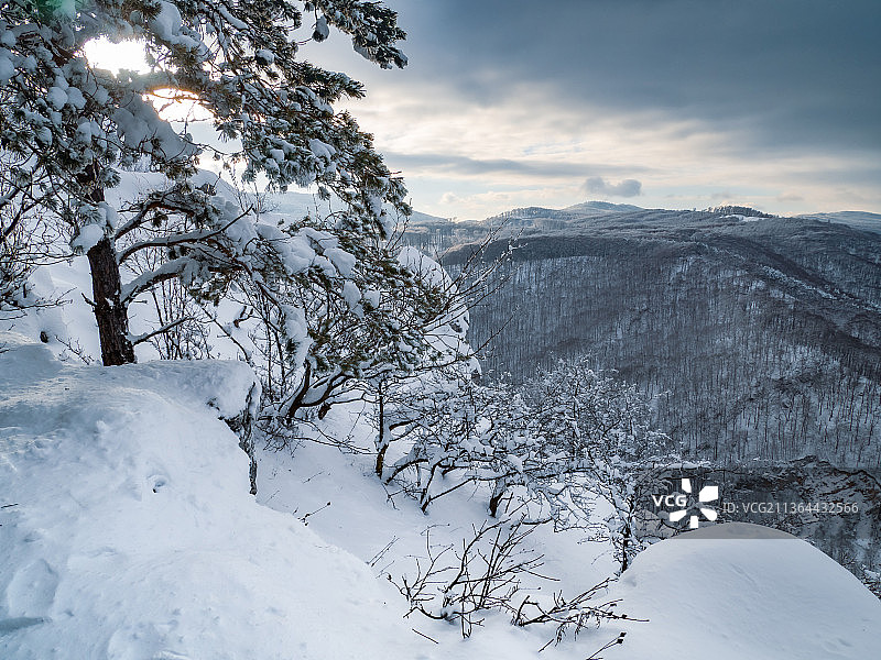 冬天在雪山上，雪山在天空下的风景，斯洛伐克图片素材