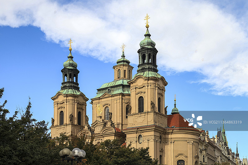 捷克布拉格老城广场圣尼古拉斯教堂图片素材