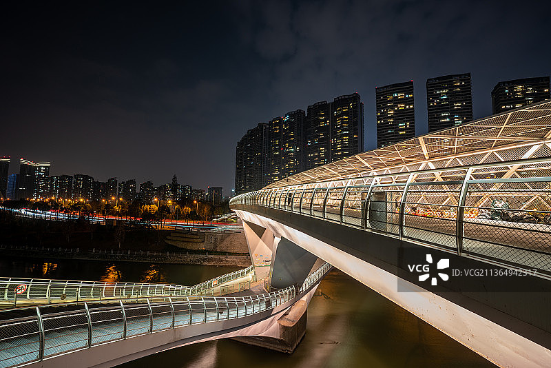 中国四川成都高新区五岔子大桥冬季夜景图片素材