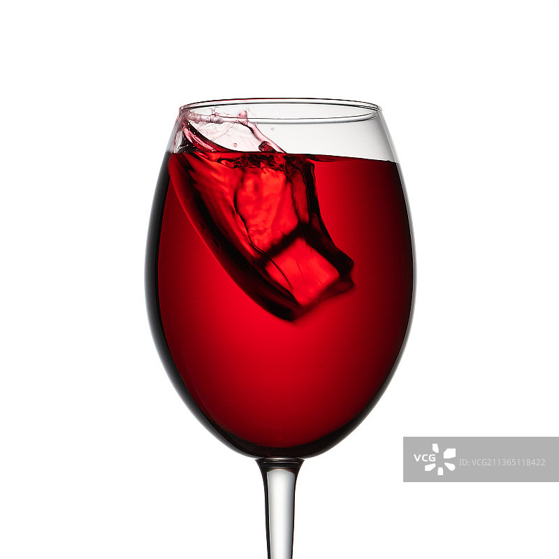 一杯红酒在一个孤立的白色背景上图片素材