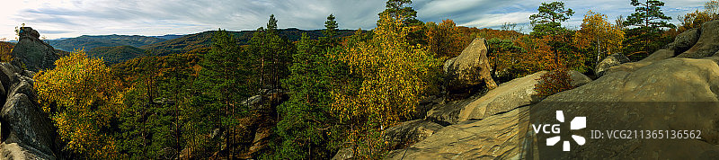 岩石山脉的秋季全景图，调色板上的树木图片素材