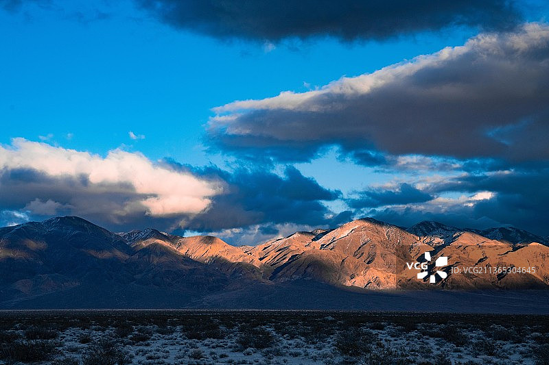 死亡谷，日落时雪山映衬天空的风景图片素材