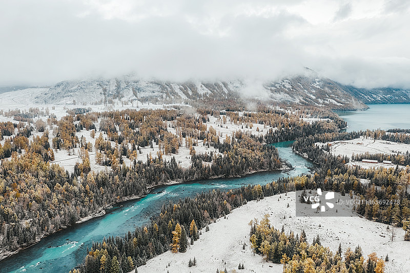 新疆阿勒泰地区布尔津喀纳斯景区喀纳斯湖喀纳斯河河口冬季雪景户外航拍图片素材