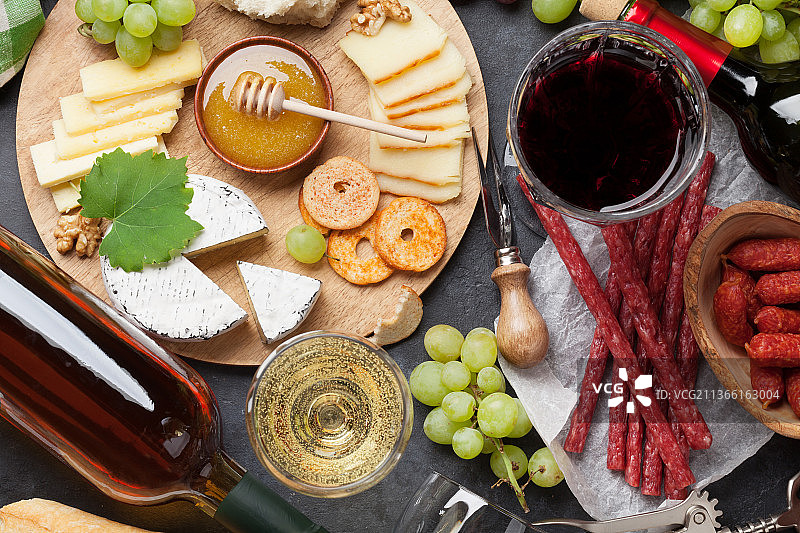 葡萄酒，葡萄，奶酪，香肠，直接在桌子上食物的上方图片素材