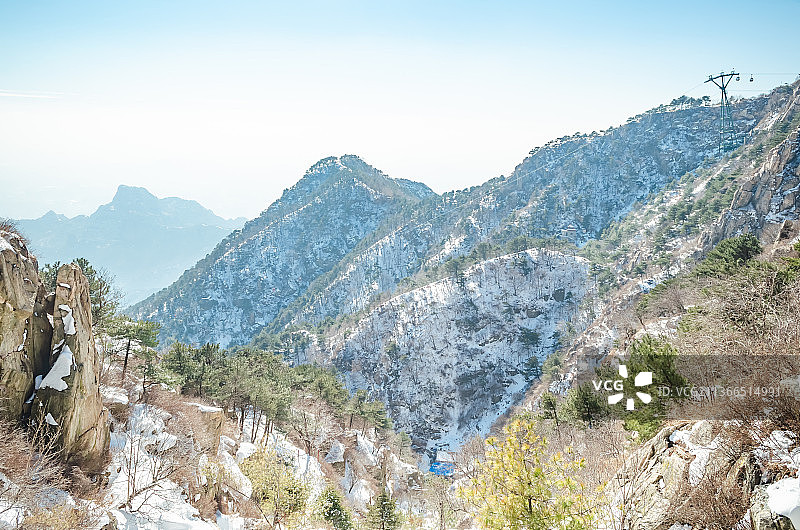 中国山东省泰安市泰山区，泰山风景区著名旅游景点泰山雪景图片素材