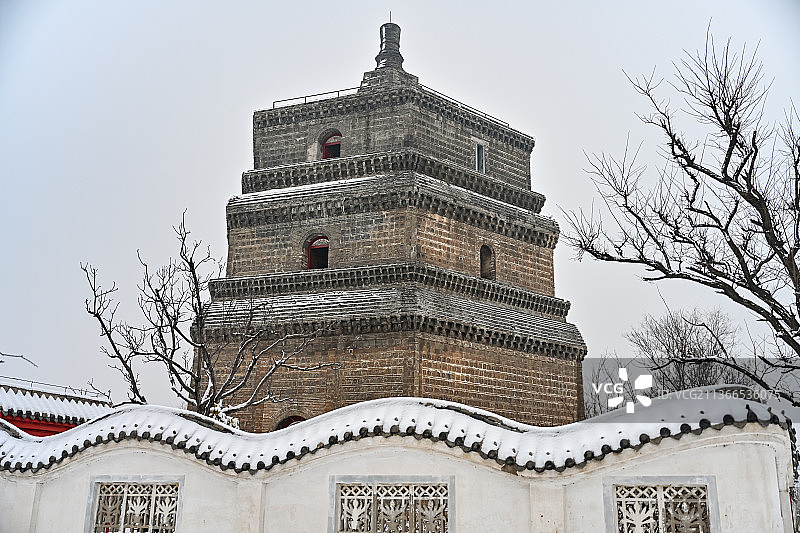 中国开封繁塔旅游景区冬天雪景图片素材