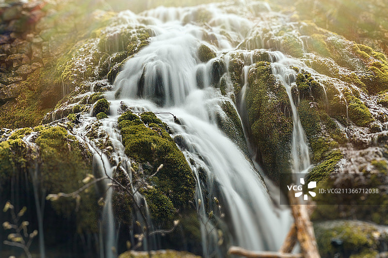 森林里的瀑布，森林里的瀑布美景图片素材