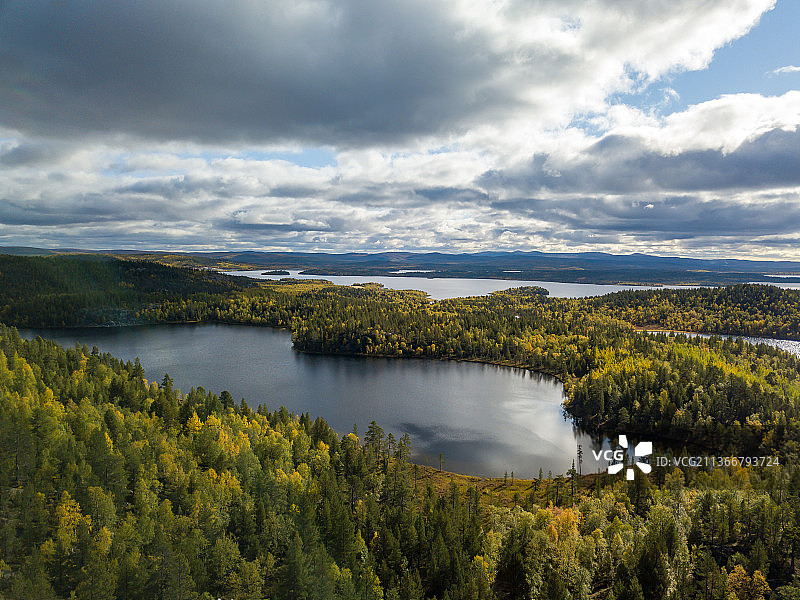 挪威，天空映衬下的湖景图片素材