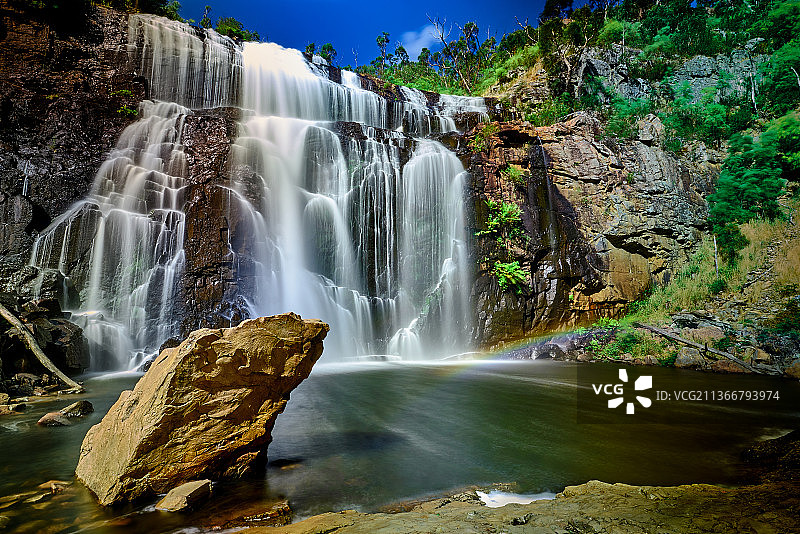 澳大利亚维多利亚州，祖姆斯坦斯，麦肯齐瀑布，森林瀑布景观图片素材