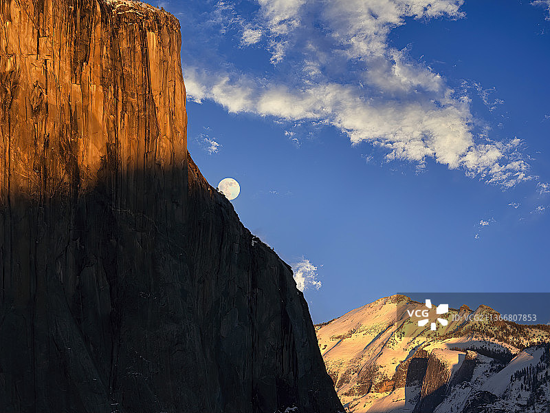 低角度的岩层对着天空，约塞米蒂国家公园，加利福尼亚，美国，美国图片素材