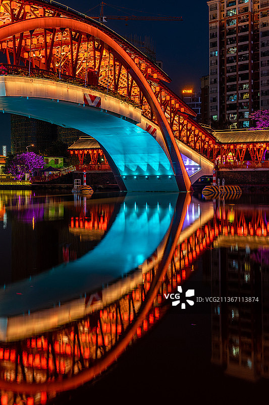 中国佛山里水梦里水乡景区情浓桥新年夜景图片素材