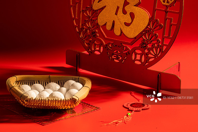 新年红色福字背景上的元宵节手工汤圆，元宵，干果，生汤圆图片素材