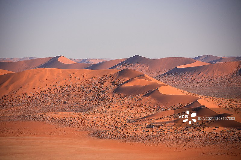晴朗天空下的沙漠风景图片素材