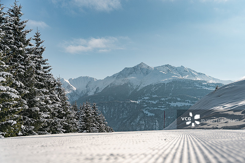 瑞士拉克斯，雪山映衬天空的风景图片素材