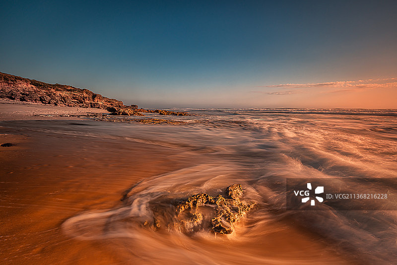 在澳大利亚维多利亚州，布莱尔高里的蒙福尔茨海滩，日落时分的海景图片素材