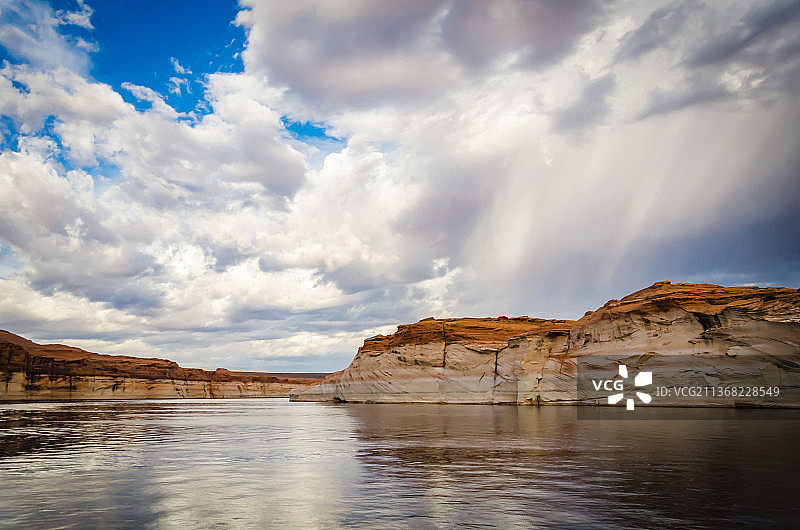 美国亚利桑那州，天空映衬下的湖景图片素材