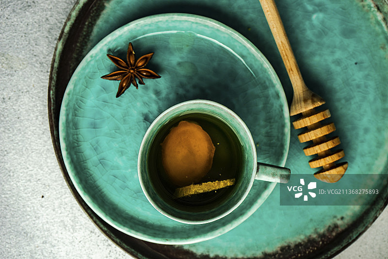 加了香料的绿茶盛在茶杯里图片素材