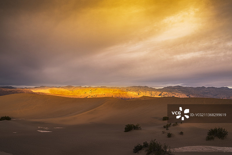 牧豆丘日出，日落时天空映衬下的沙漠风景，Inyo县，加利福尼亚，美国，美国图片素材