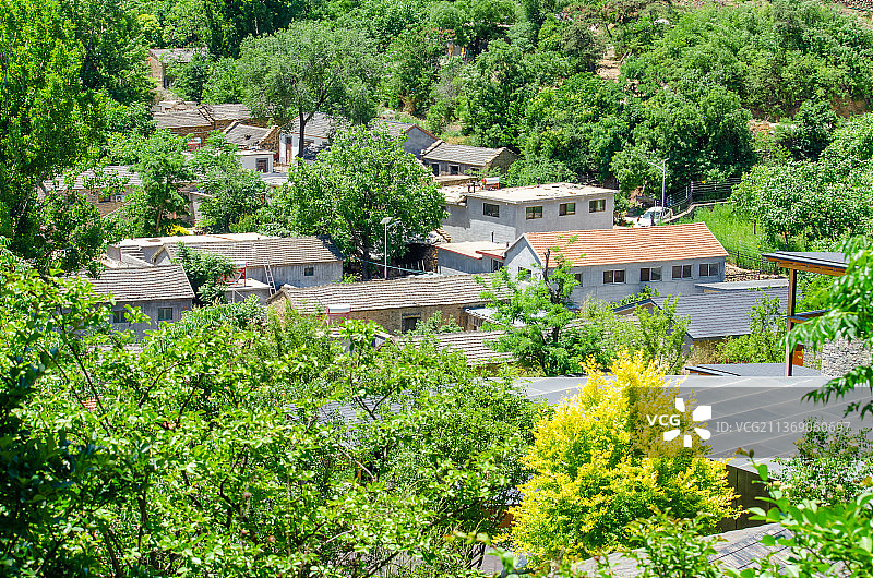 高处拍摄中国大山里的村庄图片素材