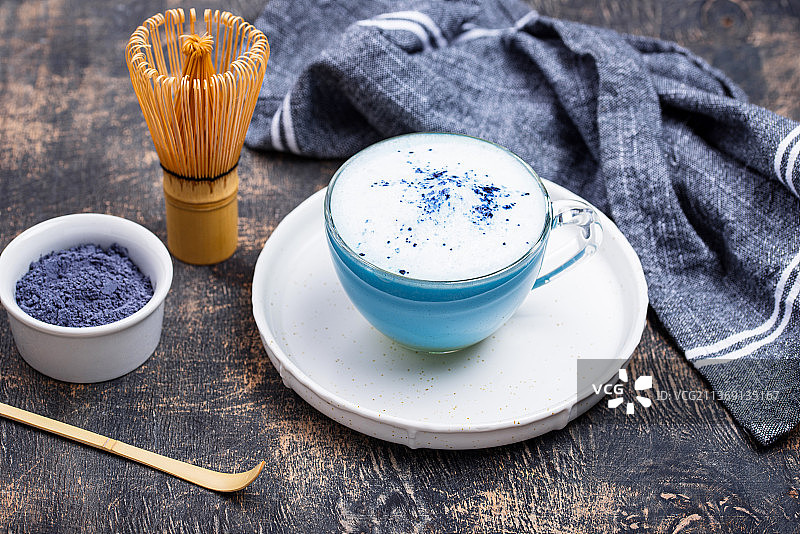 蓝色抹茶拿铁加牛奶，高视角咖啡在桌子上图片素材