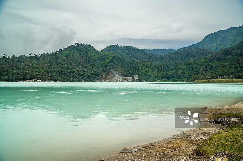 印度尼西亚加鲁特旅游区博达斯湖的自然风光图片素材