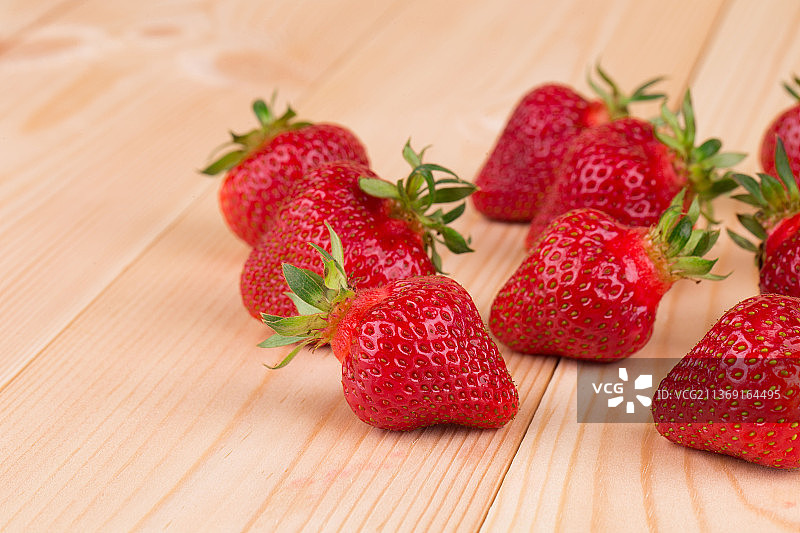 新鲜草莓，摩尔多瓦桌上草莓的特写图片素材