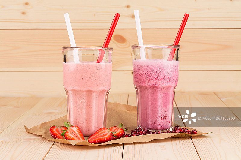 摩尔多瓦，草莓奶昔，桌子上饮料的特写图片素材